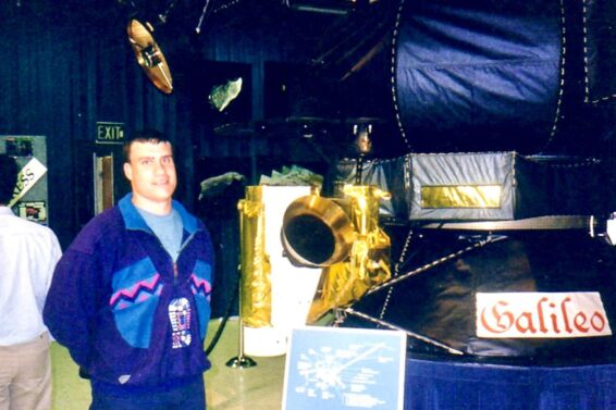figueredo-junto-a-un-modelo-de-la-nave-galileo-en-el-jpl-foto-cortesia-patricio-figueredo-DJBW3APS2BCL7KG2GD3CGZIOEM