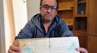 hugo-oscar-baez-conserva-desde-1982-la-carta-que-recibio-de-un-soldado-de-malvinas-cuando-cursaba-septimo-grado-foto-gentileza-diario-epoca-corrientes-TKG5T7CVBVDPLE65GVVMAOIL2E