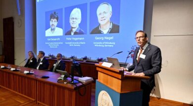 karl-deisseroth-peter-hegemann-y-georg-nagel-fueron-galardonados-con-el-premio-nobel-de-medicina-de-2026-foto-agencia-de-noticias-tt-pontus-lundahl-via-reuters-YI5VDOLD3JBQRIJPPI7NR35VUQ
